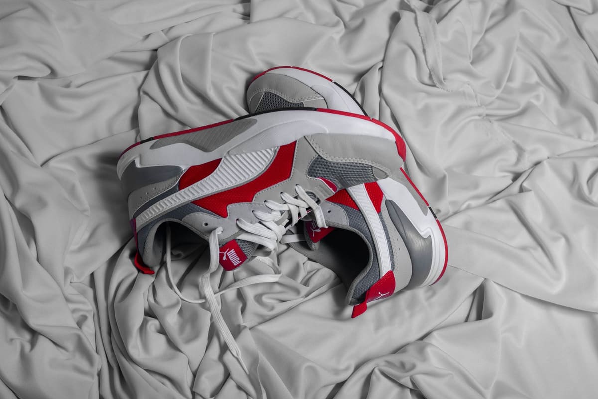 Runner retrô cinza e vermelho Asa Sul Club